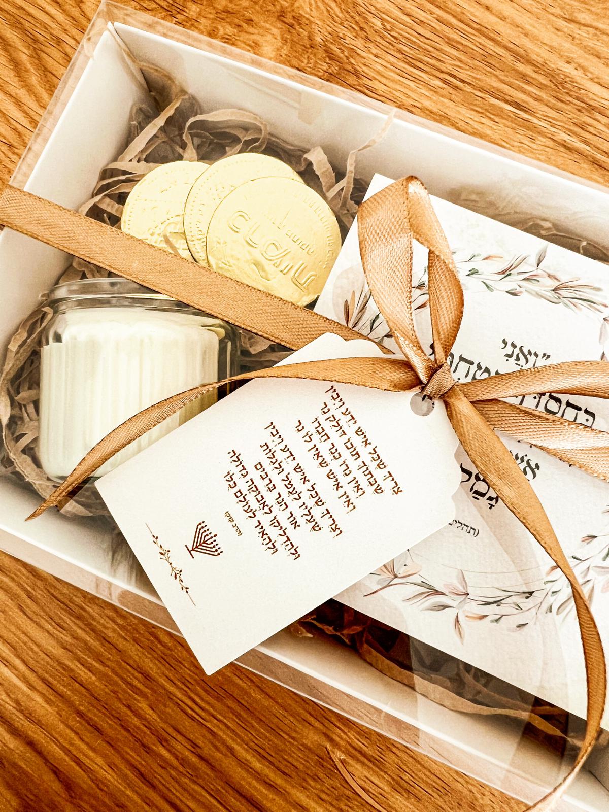 מארז חנוכה - בלוק מעוצב, נר ריחני ומטבעות שוקולד – תמונה 4