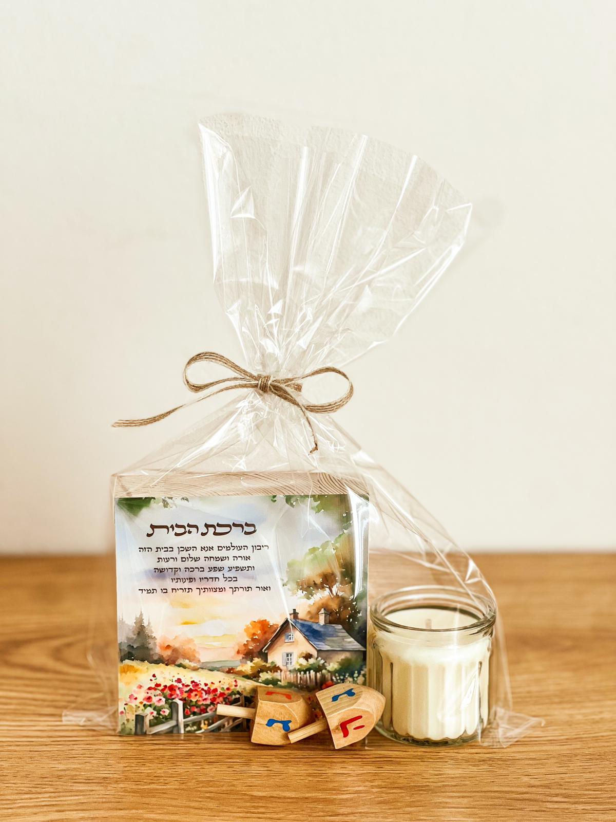 ערכת חנוכה - בלוק מעוצב, נר ריחני וסביבונים – תמונה 2