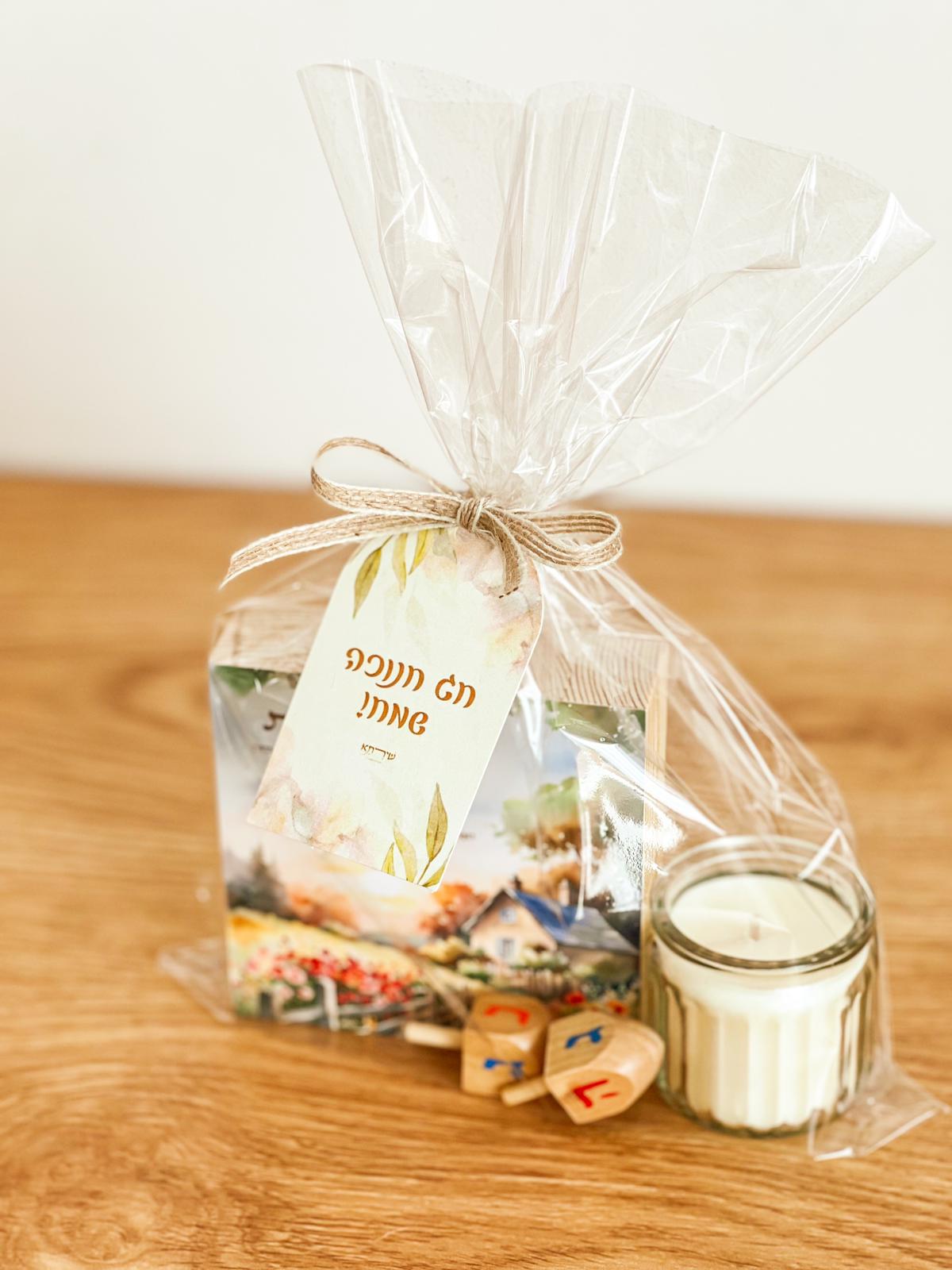 ערכת חנוכה - בלוק מעוצב, נר ריחני וסביבונים – תמונה 3